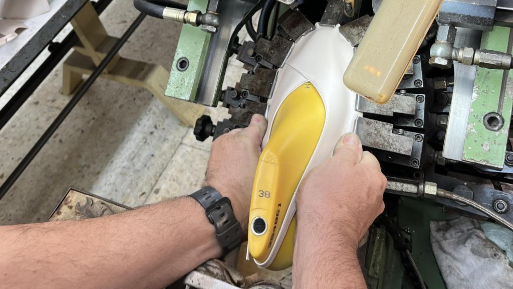 Un zapato en una de sus etapas de fabricación en la fábrica de Puntafina Shoes.