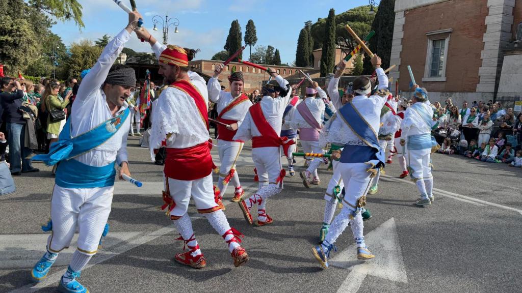 Miembros de la Agrupación de Danzantes, en la Basílica San Lorenzo Extramuros