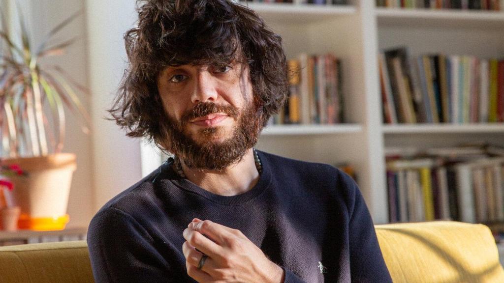 Kaveh Akbar. Foto: Vivian Le.