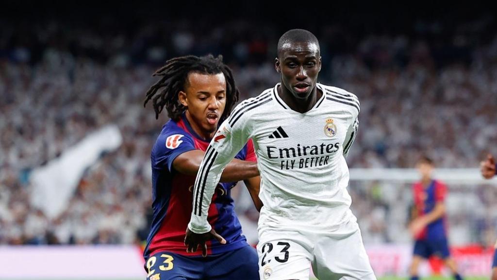 Ferland Mendy, presionado por Jules Koundé en el Clásico de La Liga en el Bernabéu.