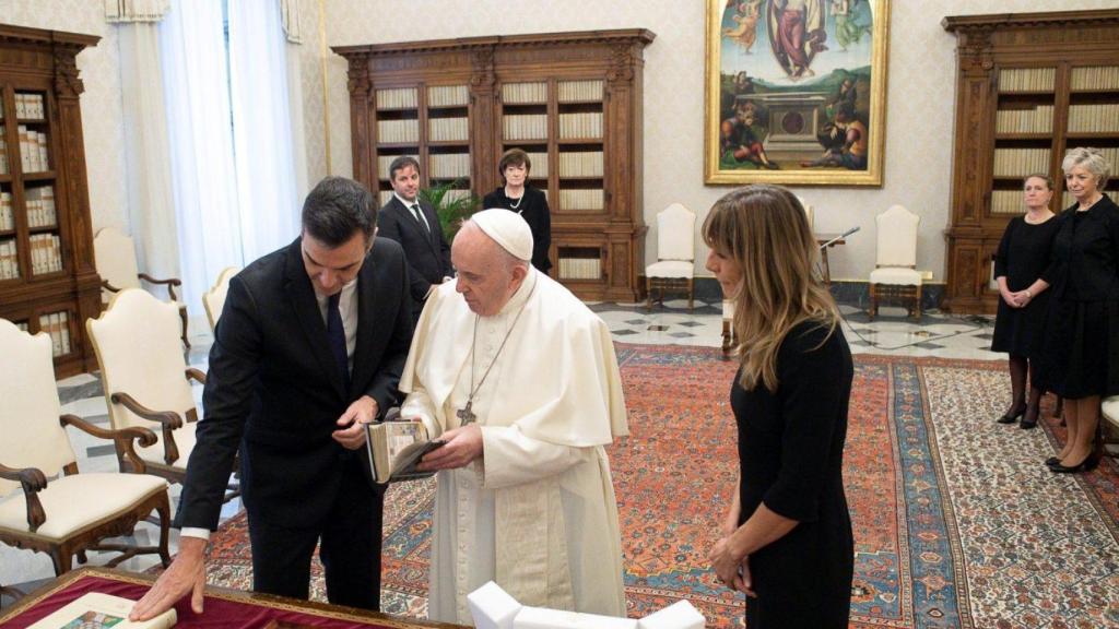 Pedro Sánchez y Begoña Gómez junto al Papa Francisco.