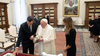 Pedro Sánchez y Begoña Gómez junto al Papa Francisco.