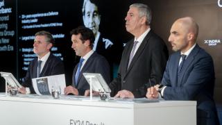 De izquierda a derecha: Miguel Forteza, director general financiero; Ángel Escribano, presidente; José Vicente de los Mozos, consejero delegado; Luis Abril, consejero ejecutivo y responsable de Minsait, en la rueda de prensa de resultados de 2024 de Indra.