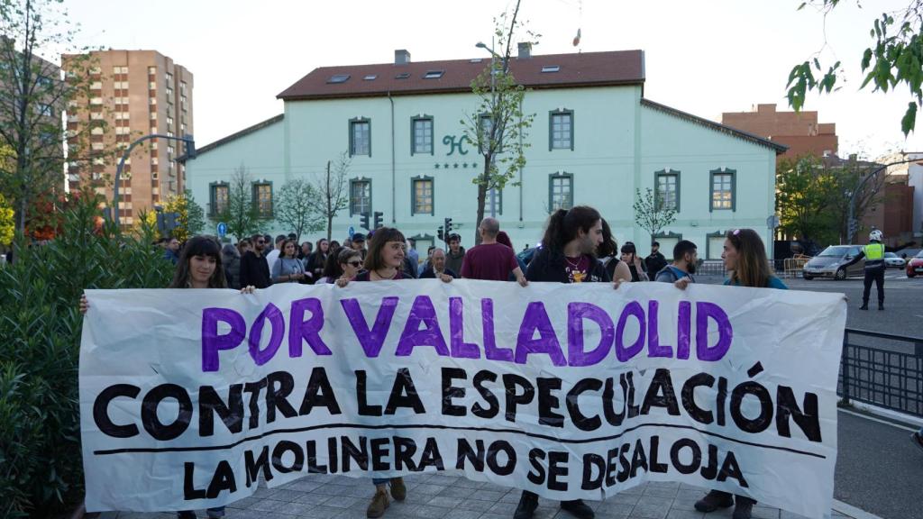 Varias personas en una manifestación para pedir que La Molinera no fuera desalojada
