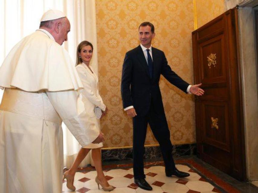 El Papa Francisco junto a Felipe VI y la reina Letizia.