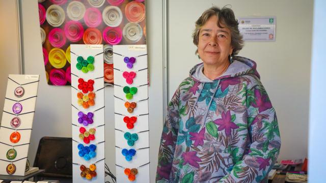 Nuria Gallego, creadora en la Feria de Artesanía de Salamanca en la Plaza de los Bandos