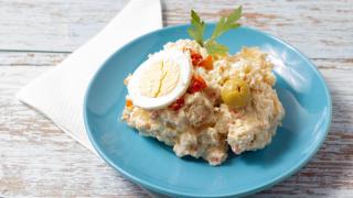 Solo 2 ingredientes: el sencillo truco de un chef Michelin para convertir una simple ensaladilla rusa en un bocado celestial