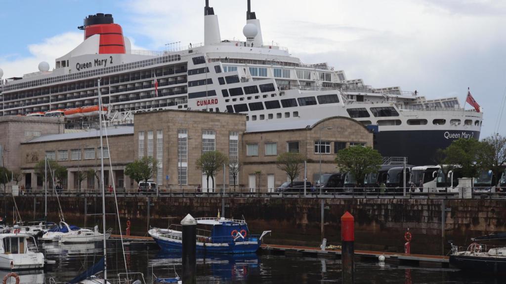 Crucero atracado en la Estación Marítima de Vigo