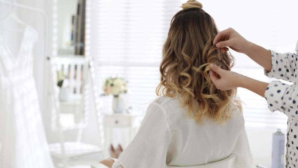 Una estilista profesional haciendo un peinado de boda