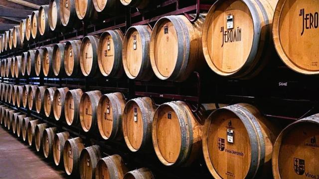 Barricas de la bodega Vinos Jeromín de Villarejo de Salvanés.