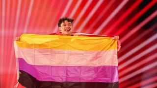 Nemo Mettler en la Flag Parade el Festival de Eurovisión 2024.