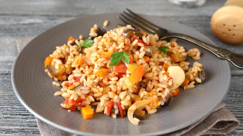 Un plato de arroz muy colorido
