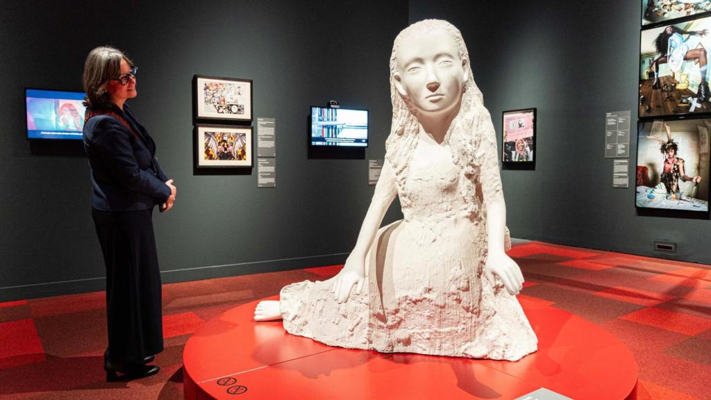 Una visitante contempla la escultura de Kiki Smith, 'Alice I', en la exposición. Foto: Fundación la Caixa