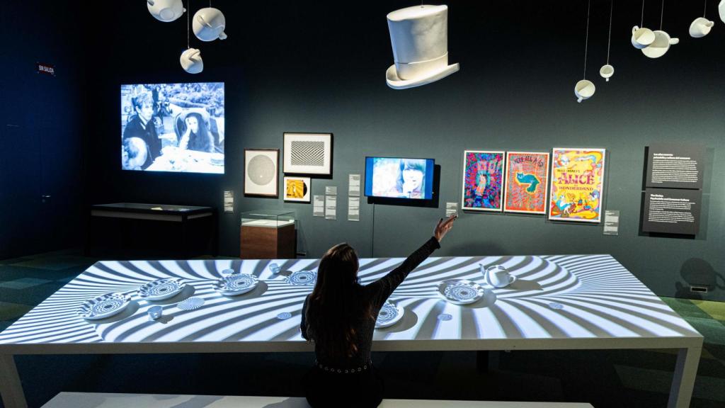 Fiesta del té en la exposición 'Los mundos de Alicia' en CaixaForum Madrid. Foto: Fundación la Caixa
