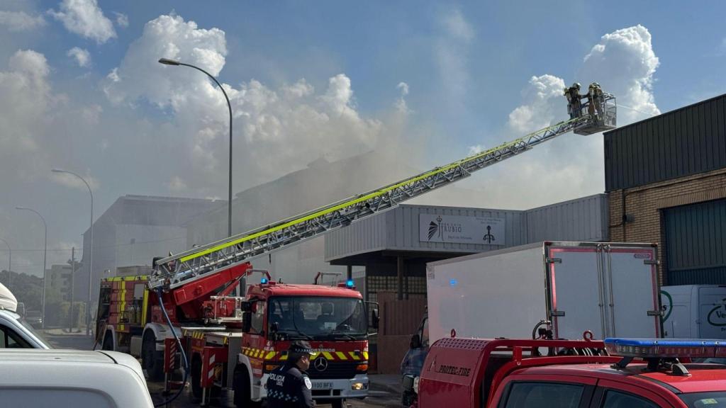 Incendio en una nave de una empresa de espadas artesanas del Polígono Industrial de Toledo.