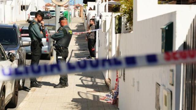 Agentes de la Guardia Civil custodian la la casa de la víctima de violencia de género en Cartaya.