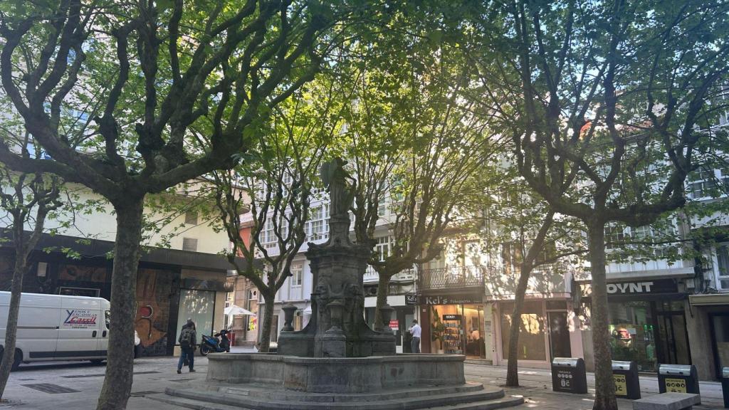 El lento resurgir de la plaza de la Base de A Coruña.
