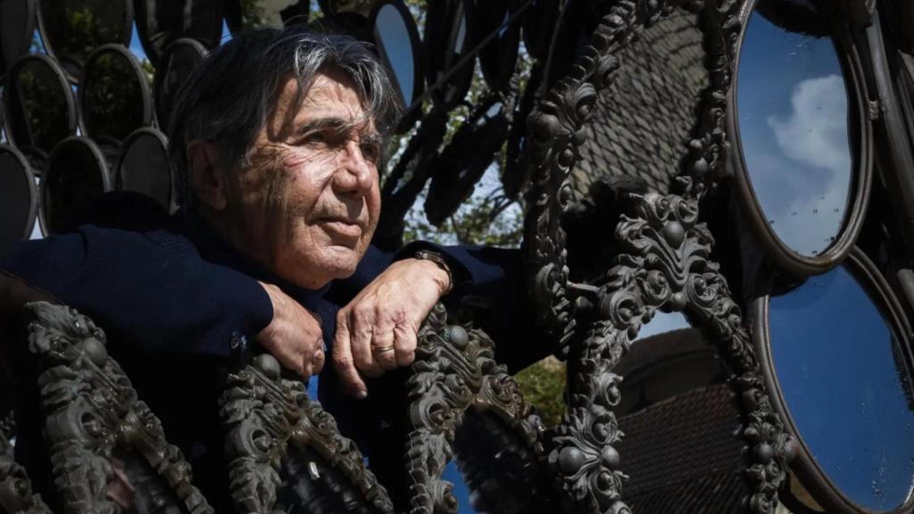 Lorenzo de Médici posa tras un juego de espejos en el Palacio da Bacalhôa, en Azeitao, Portugal.