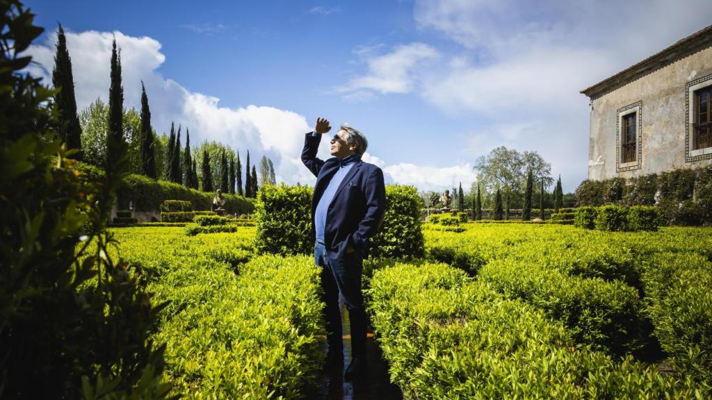 Lorenzo de Médici, descendiente de la familia Médici, observa el horizonte en los jardines del Palacio da Bacalhôa, en Azeitão, Portugal.