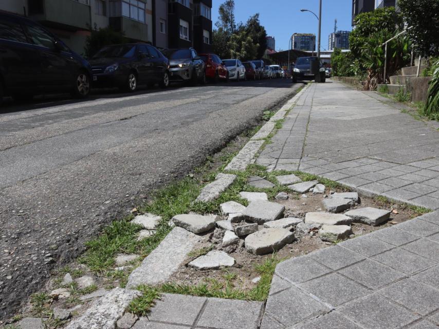 Desperfecto de una de las aceras de la calle Caldas de Reis