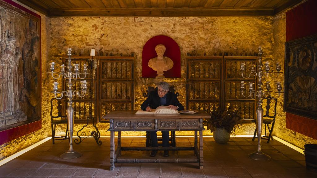 Lorenzo de Médici escribe en el libro de firmas del Palacio da Bacalhôa, en Azeitāo.