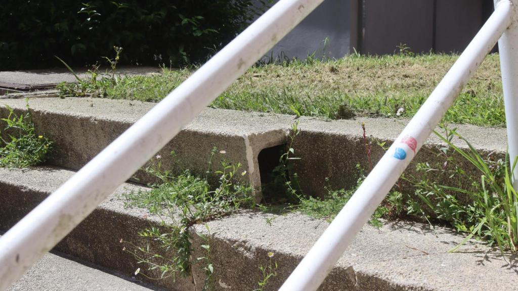 Escalera en mal estado en la calle Caldas de Reis