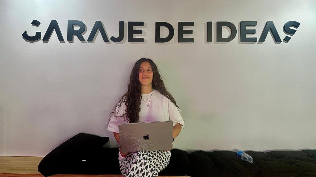 Marina en la oficina de Garaje de Ideas.