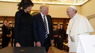 Donald Trump y su esposa Melania, durante su visita al papa Francisco de 2017.
