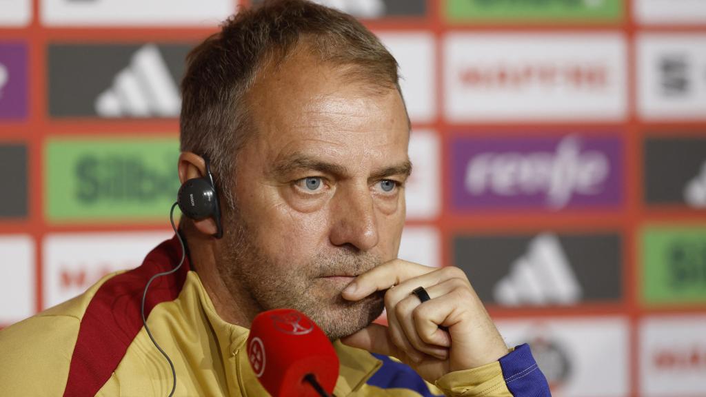 Hansi Flick atiende a los medios en la previa de la final de la Copa del Rey.