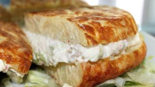 Ni microondas ni sartén: el truco infalible para mejorar una tortilla de patatas del súper en solo unos minutos