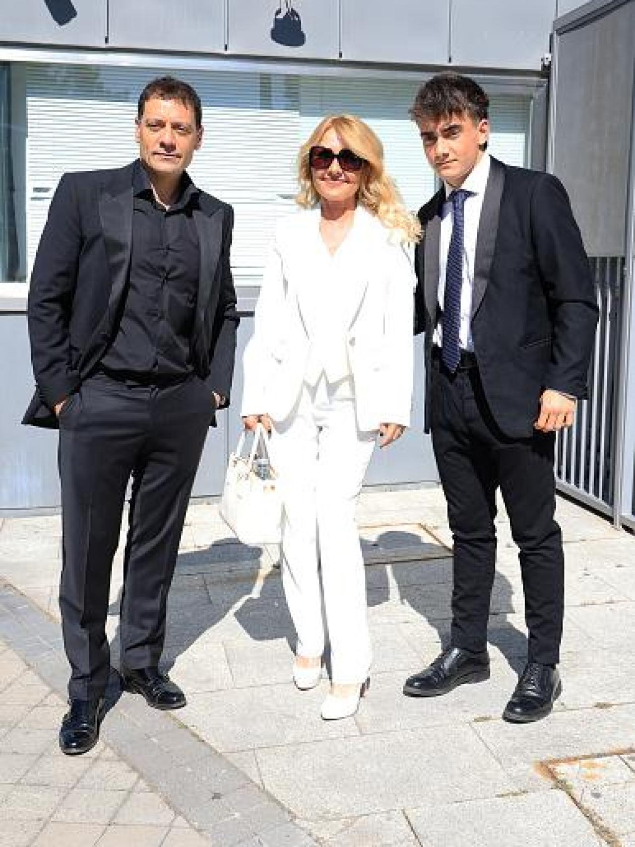 Cayetana Guillén Cuervo junto a Omar Ayyashi y su hijo Leo.