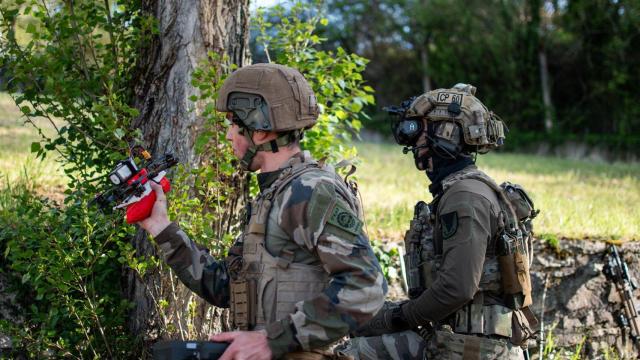 Soldados de la brigada prcaticando con drones.