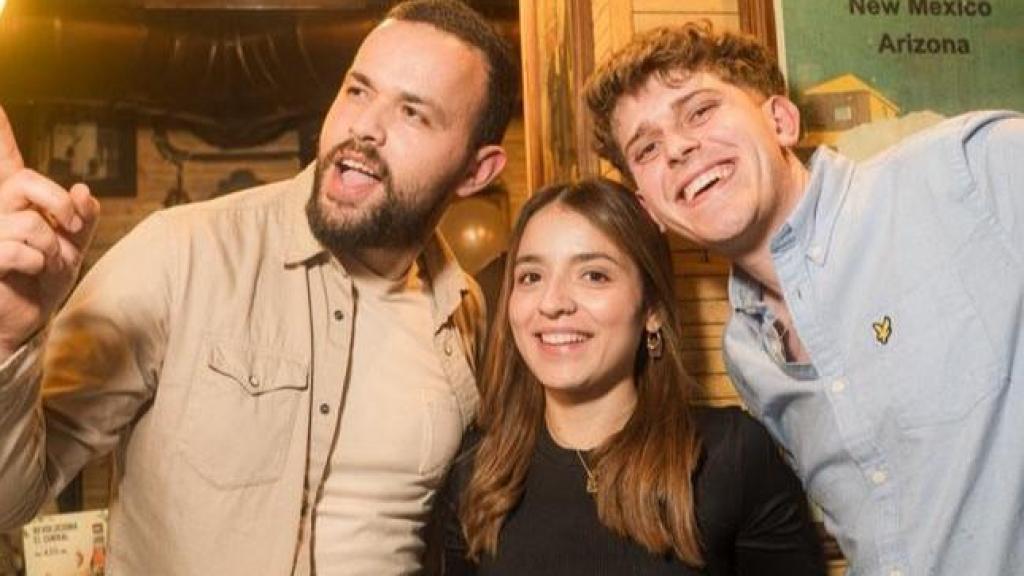 Carles y Zakaria, los dos socios, junto a Natalia, parte del equipo.