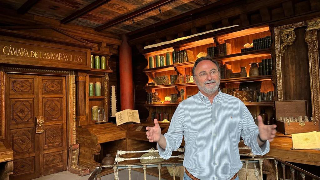 Fernando González, director de la Fundación Bioparc, explica curiosidades de la Cámara de las Maravillas.