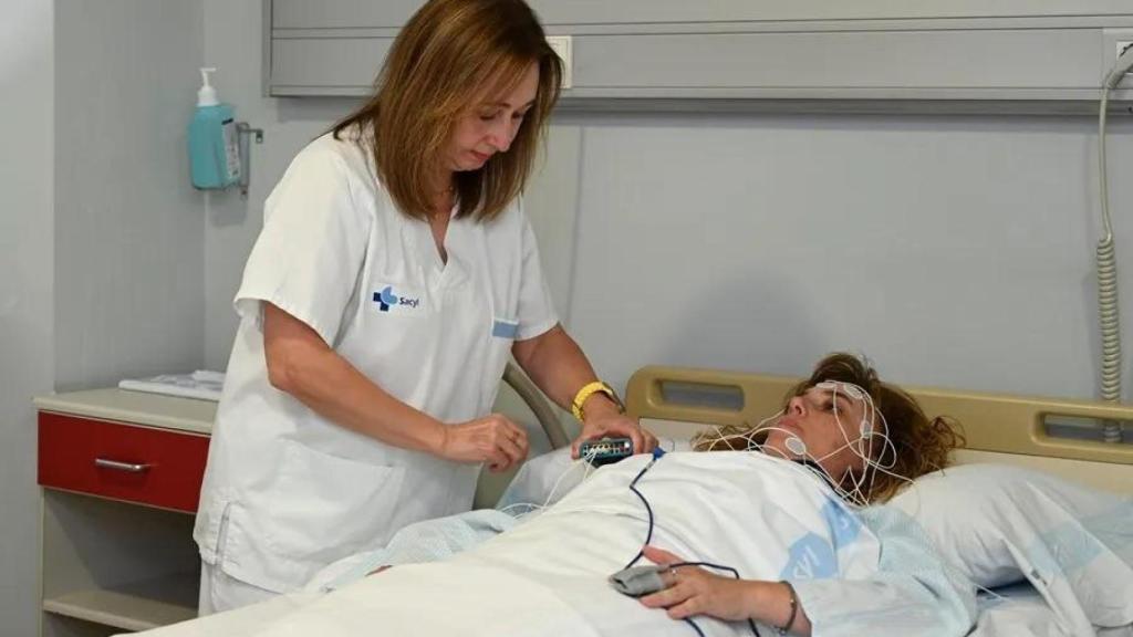 Una enfermera de la Unidad del Sueño del Hospital de Palencia prepara a una paciente para una polisomnografía