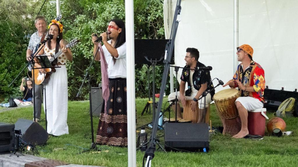 Laura cantando con su banda.