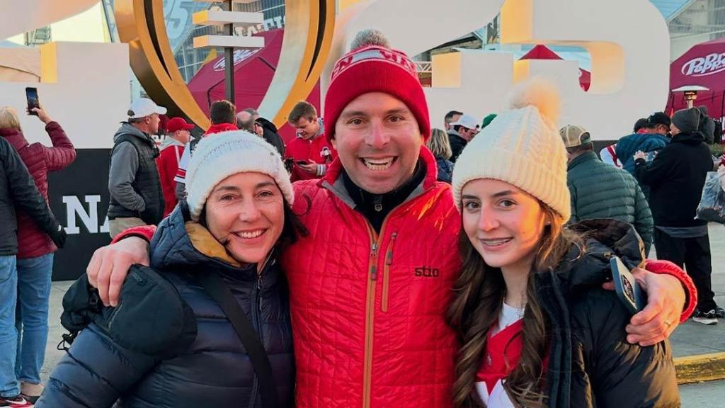 Marcus Wendling, superviviente de un cáncer de recto en estadío 3, junto a su familia.