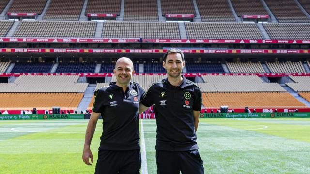Ricardo de Burgos Bengoetxea y Pablo González Fuertes, en La Cartuja, sede de la final de la Copa del Rey