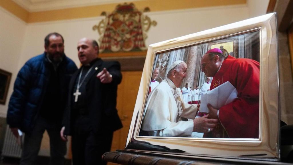 El Arzobispo de Santiago, Francisco Prieto, durante una rueda de prensa con motivo del fallecimiento del Papa Francisco