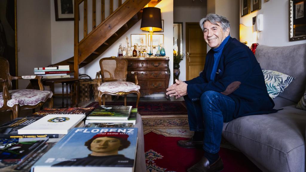 Lorenzo de Médici en el salón de su apartamento en Azeitāo.