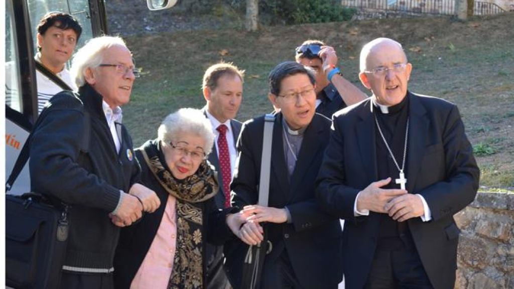 Baldomero Maza acompaña al cardenal Tagle y su madre durante la visita a Cantabria. A la derecha, el cardenal Osoro.