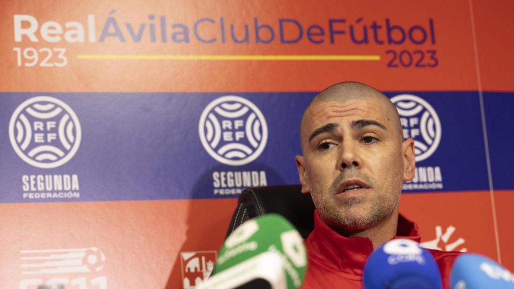 Víctor Valdés en su primera rueda de prensa con el Real Ávila CF