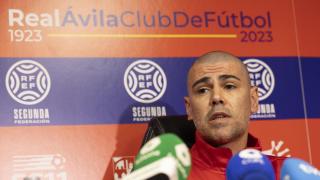 Víctor Valdés en su primera rueda de prensa con el Real Ávila CF