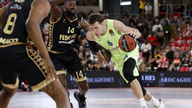 Mam Jaiteh presiona a Jan Vesely durante el segundo partido del playoff de la Euroliga
