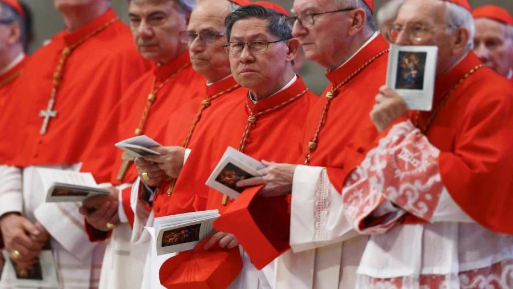 Tagle, junto a otros cardenales en Roma.