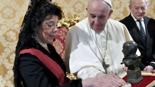 La embajadora de España en la Santa Sede, Isabel Celaá, con el papa Francisco.