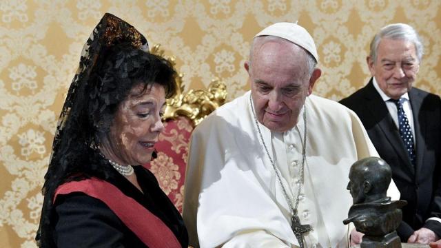La embajadora de España ante la Santa Sede, Isabel Celaá, con el Papa Francisco.