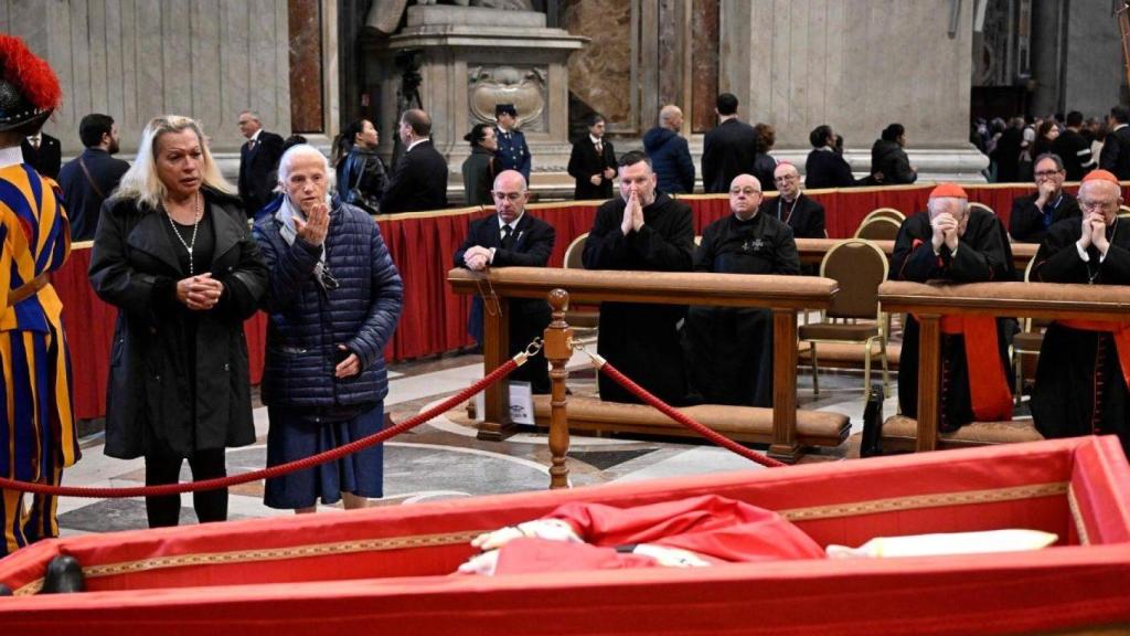 Sor Geneviève junto a Laura Esquibel, la primera transexual que estrechó la mano del Papa, junto al féretro de Francisco.