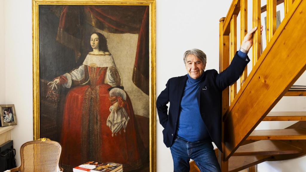 Lorenzo de Médici posa frente a un cuadro de Vittoria della Rovere, gran duquesa de Toscana e hija de Claudia de Médici, casada con Ferdinando II de Médici y madre de Cosimo III de Médici.