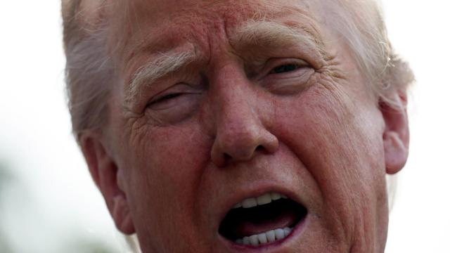 Donald Trump habla con la prensa antes de partir rumbo a Roma para asistir al funeral del papa Francisco.